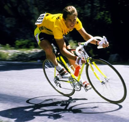 Alberto Contador con la maglia gialla del peccato. Alberto sei finito, perchè gli dei..