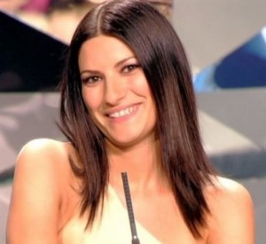 Fiocco rosa per la cantante Laura Pausini