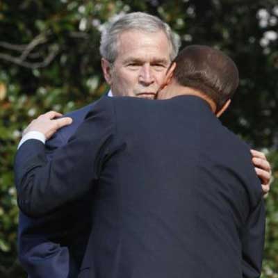Baci famosi Bush: Berlusconi bacia bene!