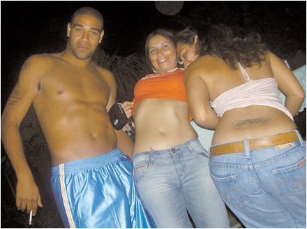 Adriano, sesso e calcio, donne e alcool. E non è l'unico