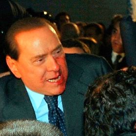 Berlusconi colpito al volto. Chi ci guadagna?